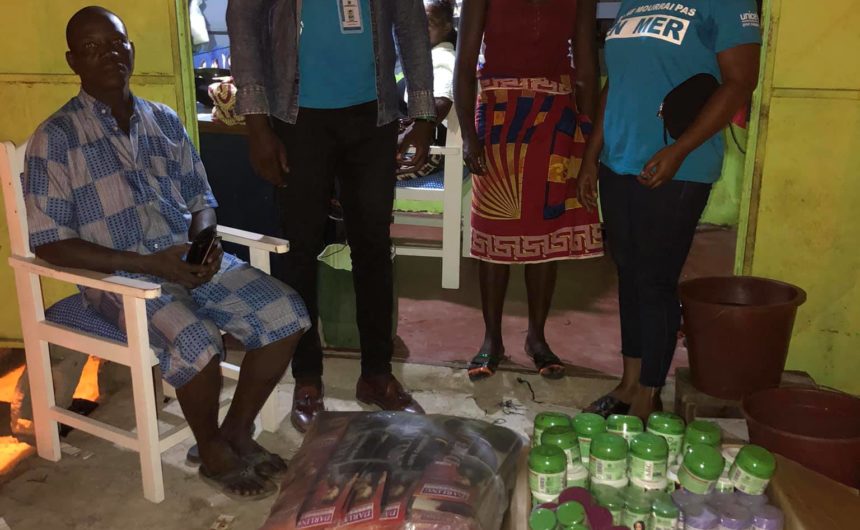 Projet PPEMCI AEJTCI/UNICEF : remise de kits de réinsertion à une migrante de retour